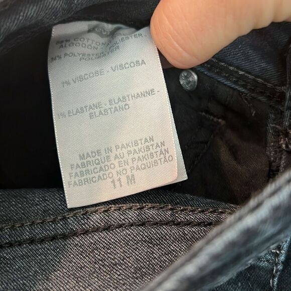 Levi bold curve low rise skinny raw cut hem Bermuda short 11M - Picture 9 of 9